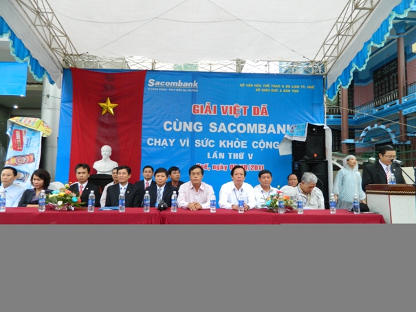 Giải việt dã "Cùng Sacombank chạy vì sức khỏe cộng đồng" lần thứ V-2011